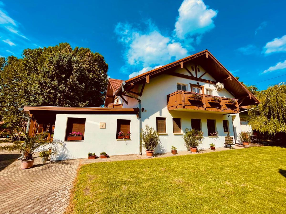 Sommer Panzio Balatonföldvár Extérieur photo