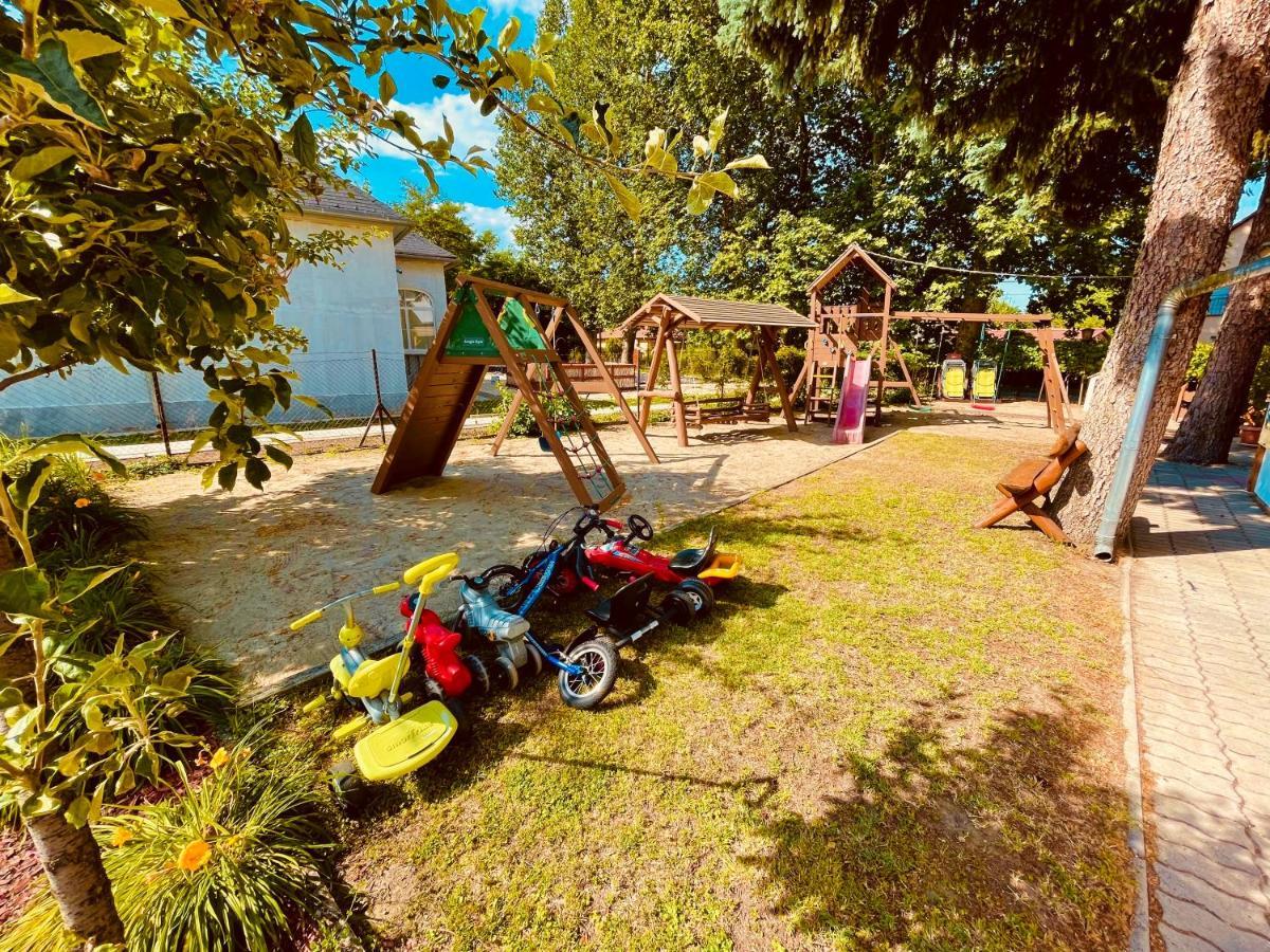 Sommer Panzio Balatonföldvár Extérieur photo