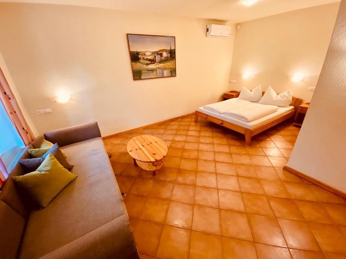 Sommer Panzio Balatonföldvár Extérieur photo